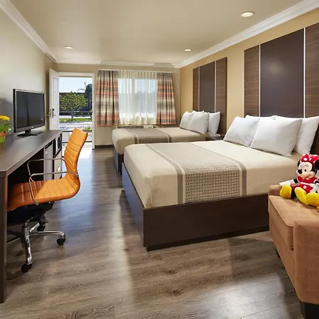 Eden Roc Inn & Suites Near The Maingate